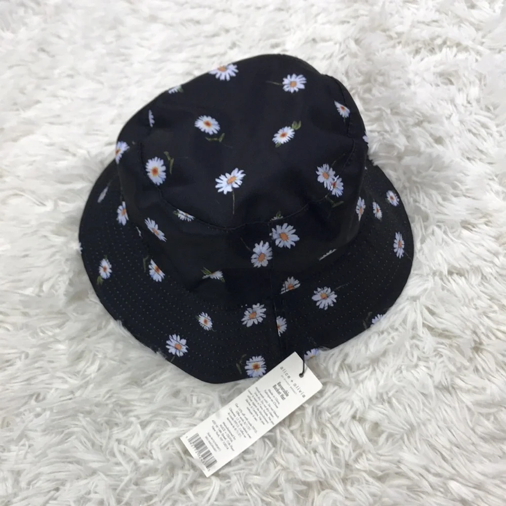 NWT Alice & Olivia Reversible Bucket Summer Hat